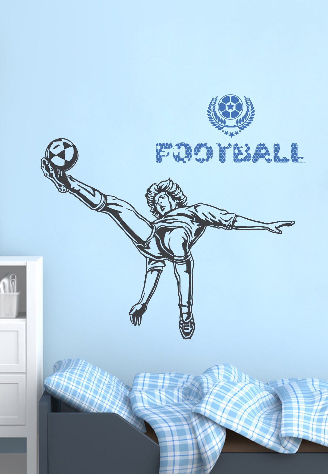 מדבקת קיר - שחקן כדורגל בעצירת כדור בהנפת רגל - כולל טקסט וסמל
