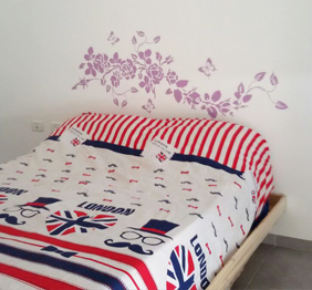 מדבקת קיר - פריחה ופרפרים בראש המיטה