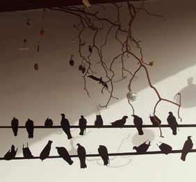 מדבקת קיר - ציפורים יושבות על חוט חשמל