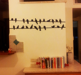 מדבקת קיר - ציפורים יושבות על חוט חשמל