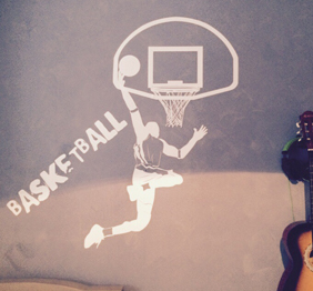 מדבקת קיר - שחקן כדורסל מטביע לסל