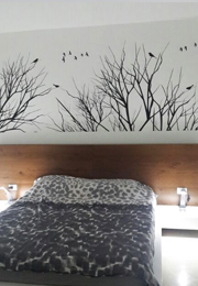 מדבקת קיר - ענפים וציפורים בראש המיטה