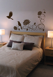 מדבקת קיר - פרחים וזוג ציפורים בראש המיטה
