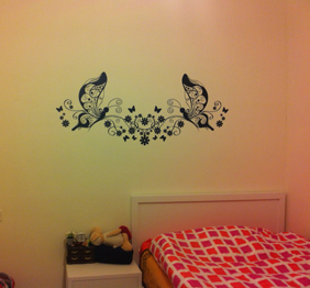 מדבקת קיר - זוג פרפרים בראש המיטה